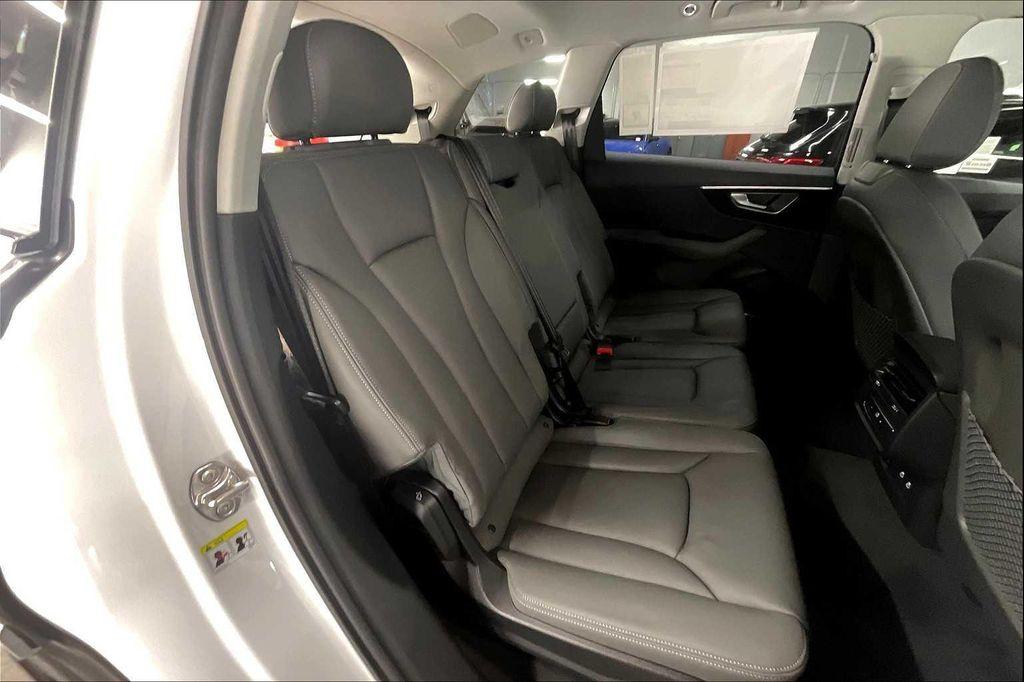 new 2025 Audi Q7 car, priced at $76,050