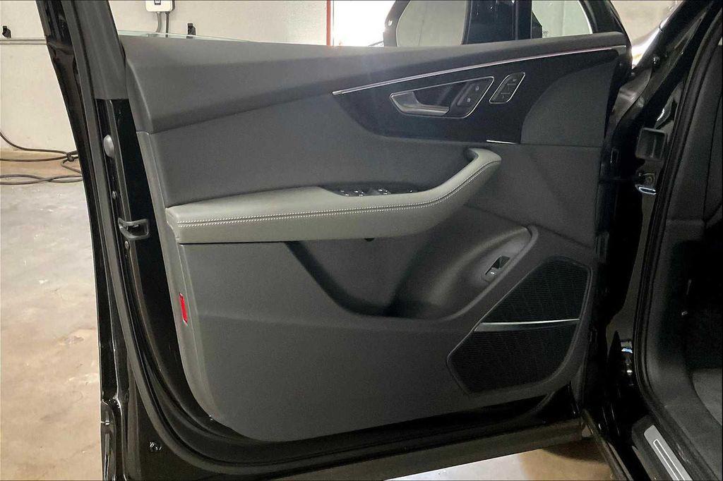 new 2025 Audi Q7 car, priced at $76,050