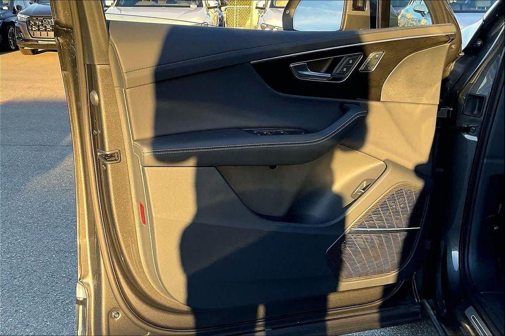 new 2025 Audi Q7 car, priced at $88,210
