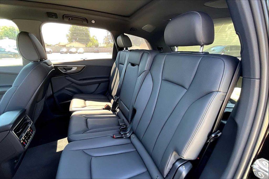 new 2025 Audi Q7 car, priced at $75,055