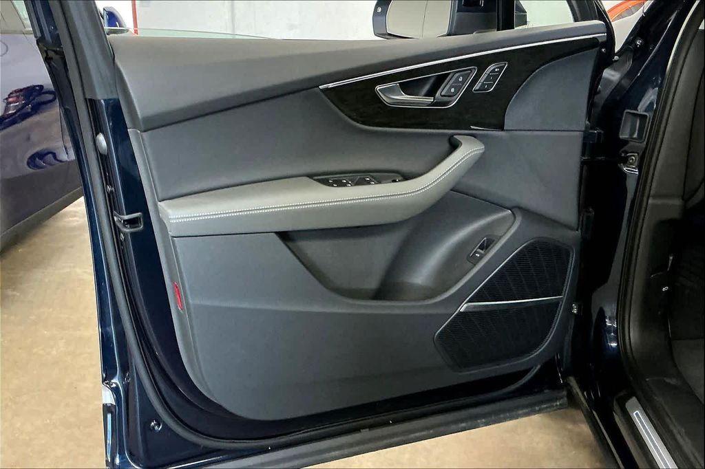 new 2025 Audi Q7 car, priced at $75,350