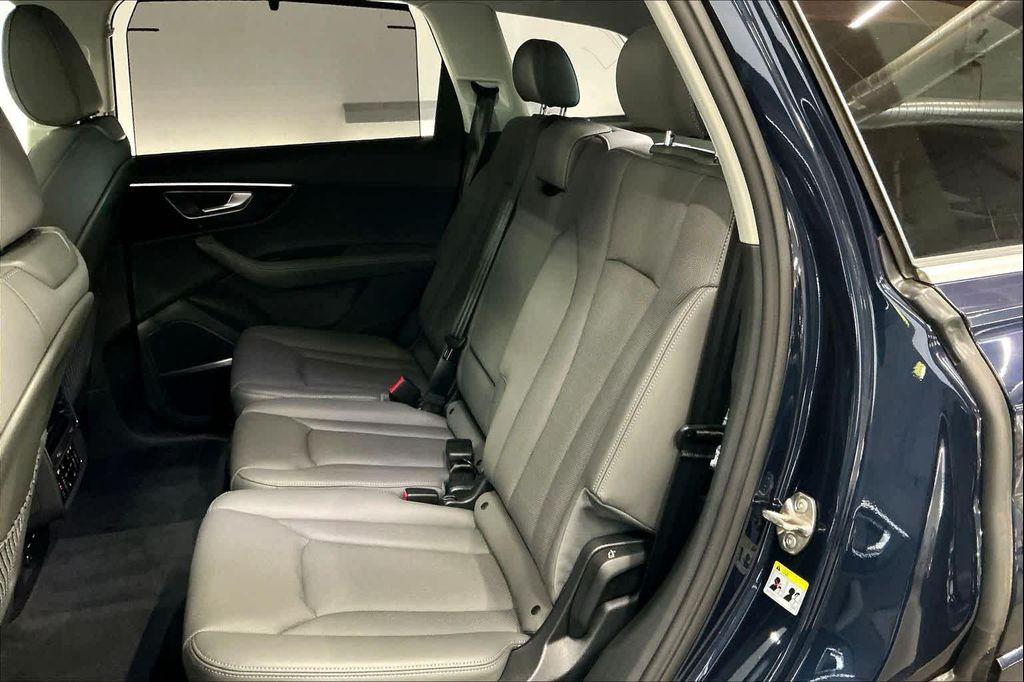 new 2025 Audi Q7 car, priced at $75,350