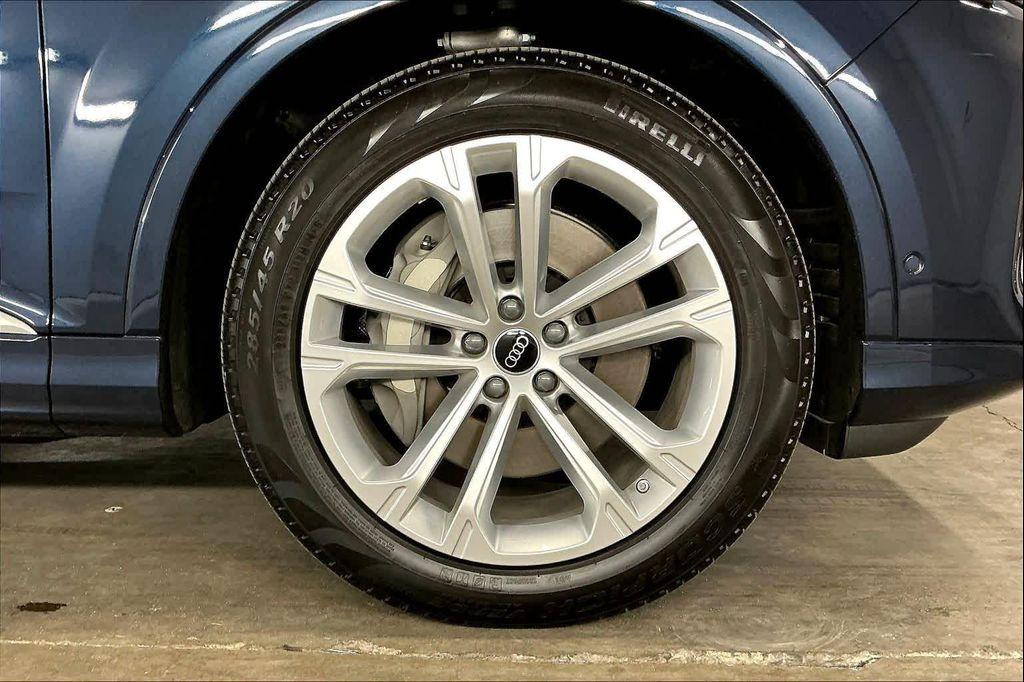 new 2025 Audi Q7 car, priced at $75,350