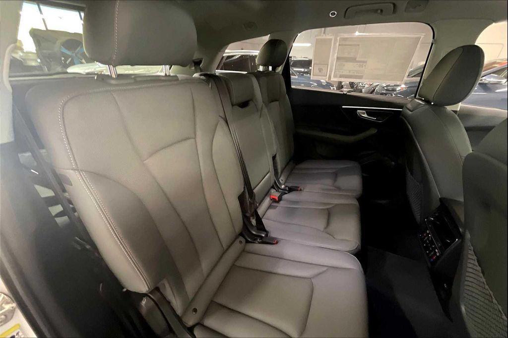 new 2025 Audi Q7 car, priced at $76,190