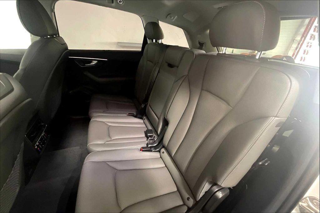 new 2025 Audi Q7 car, priced at $76,190