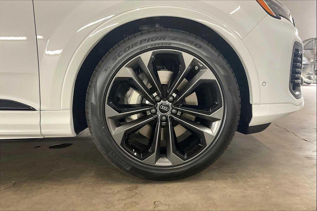 new 2025 Audi Q7 car, priced at $76,190