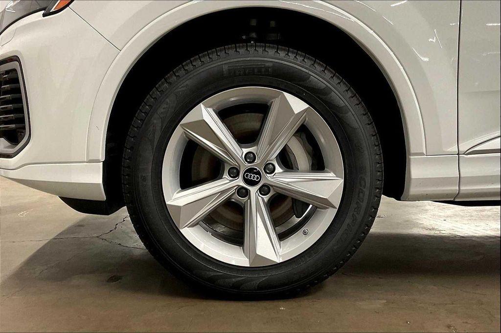 new 2025 Audi Q7 car, priced at $67,095