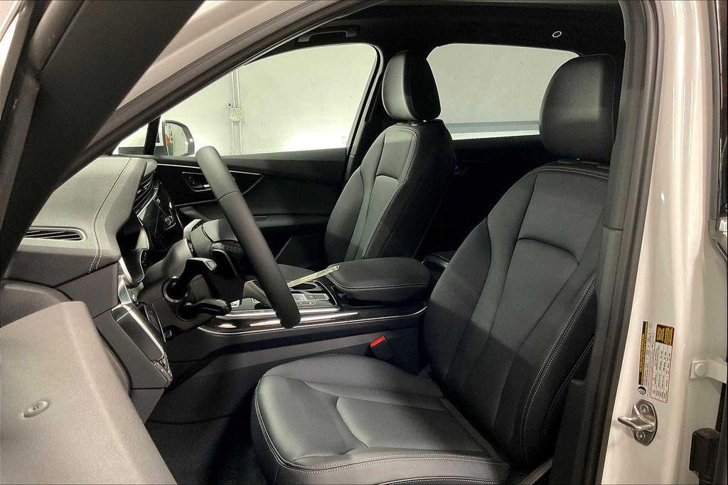 new 2025 Audi Q7 car, priced at $67,095