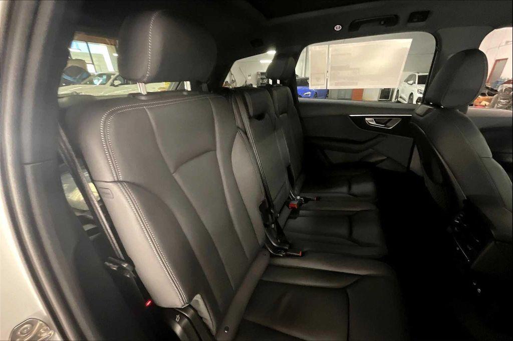 new 2025 Audi Q7 car, priced at $67,095