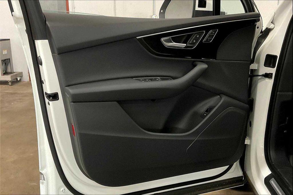 new 2025 Audi Q7 car, priced at $67,095