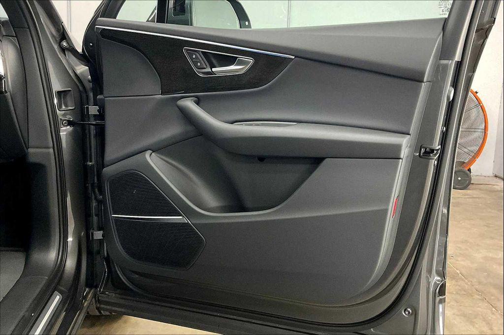 new 2025 Audi Q7 car, priced at $64,190