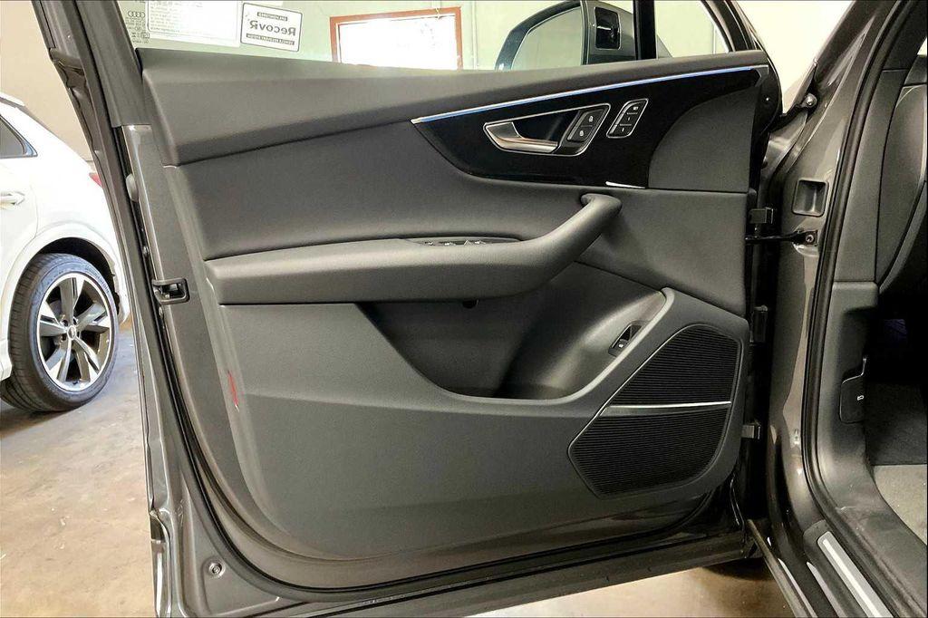 new 2025 Audi Q7 car, priced at $64,190