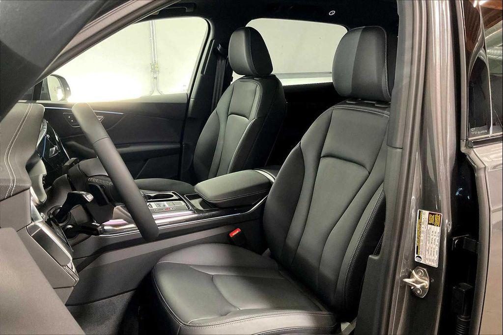 new 2025 Audi Q7 car, priced at $64,190