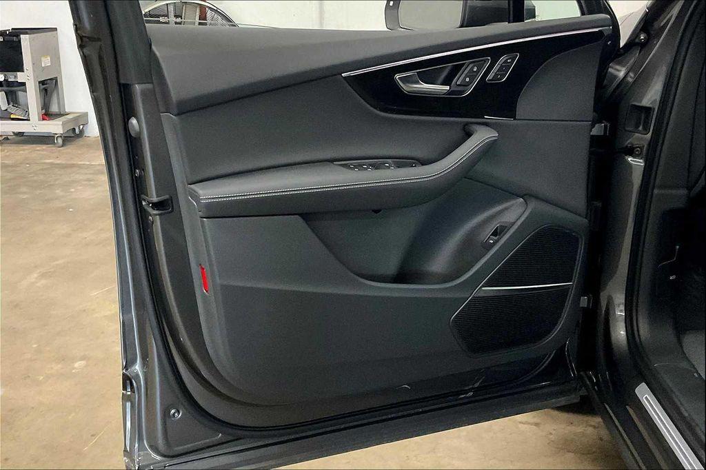 new 2025 Audi Q7 car, priced at $85,850