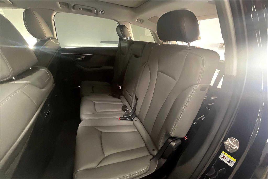 new 2025 Audi Q7 car, priced at $76,050