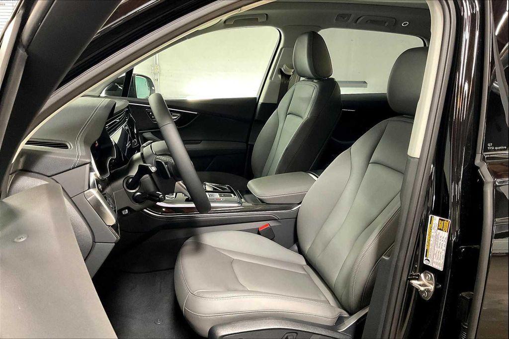 new 2025 Audi Q7 car, priced at $76,050