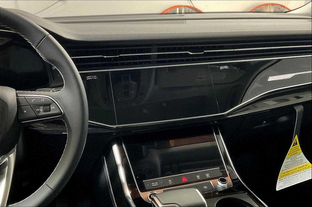 new 2025 Audi Q7 car, priced at $76,050
