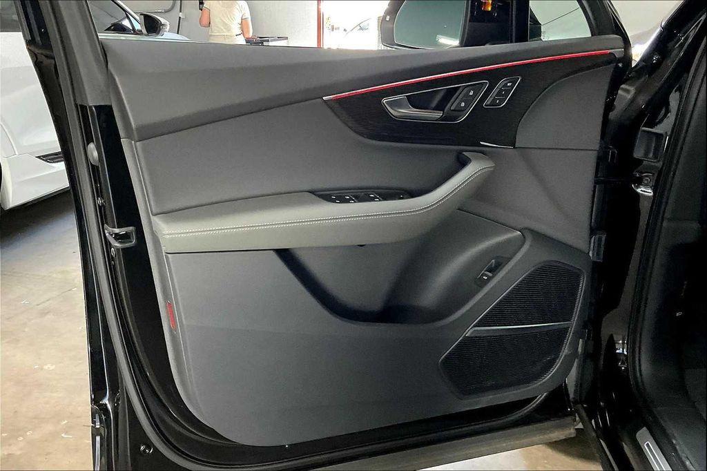 new 2025 Audi Q7 car, priced at $76,050