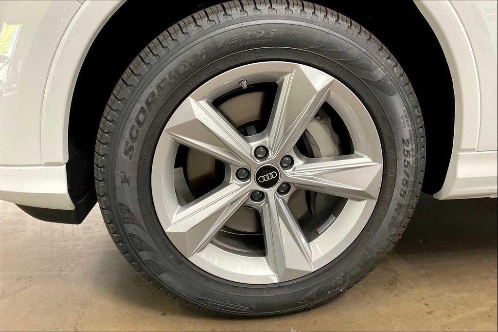 new 2025 Audi Q7 car, priced at $62,095
