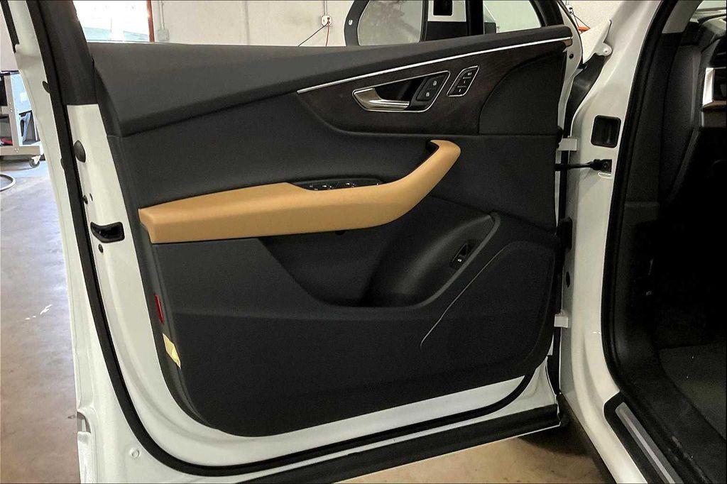 new 2025 Audi Q7 car, priced at $62,095