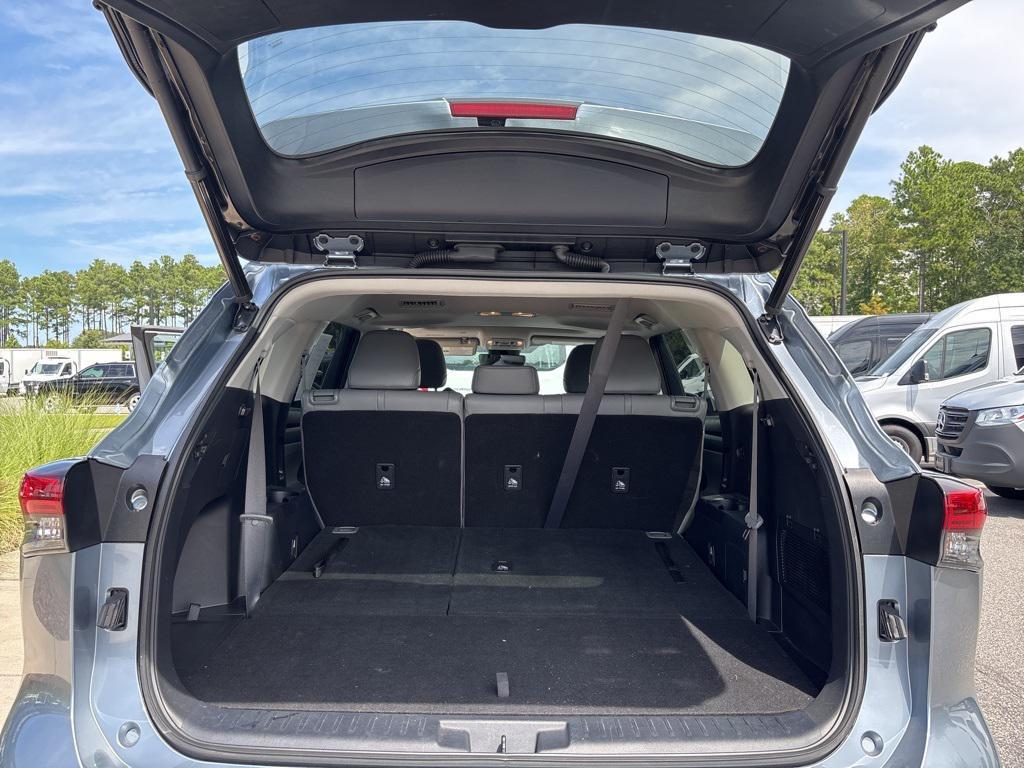 used 2021 Toyota Highlander car, priced at $33,044