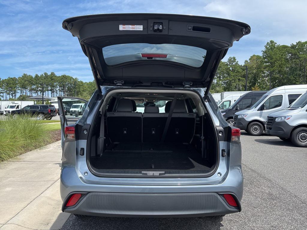 used 2021 Toyota Highlander car, priced at $33,044