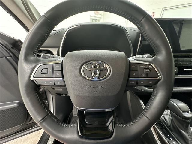 used 2021 Toyota Highlander car, priced at $38,897