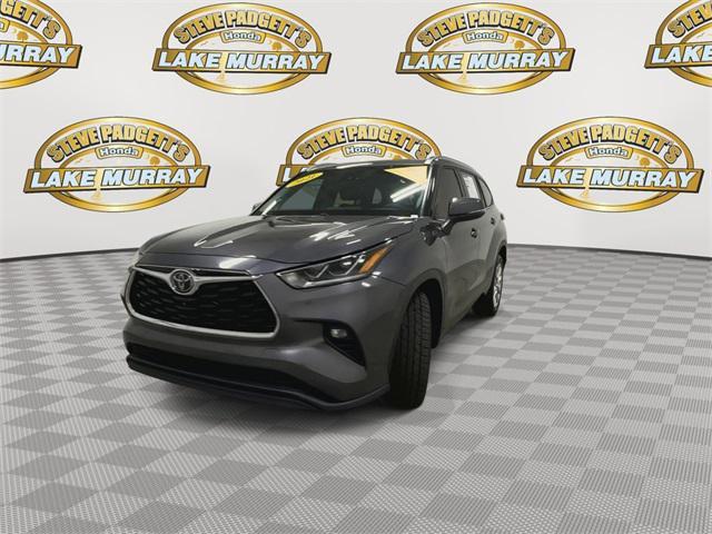 used 2021 Toyota Highlander car, priced at $38,897