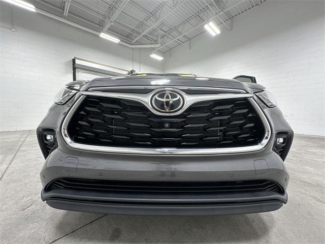 used 2021 Toyota Highlander car, priced at $38,897