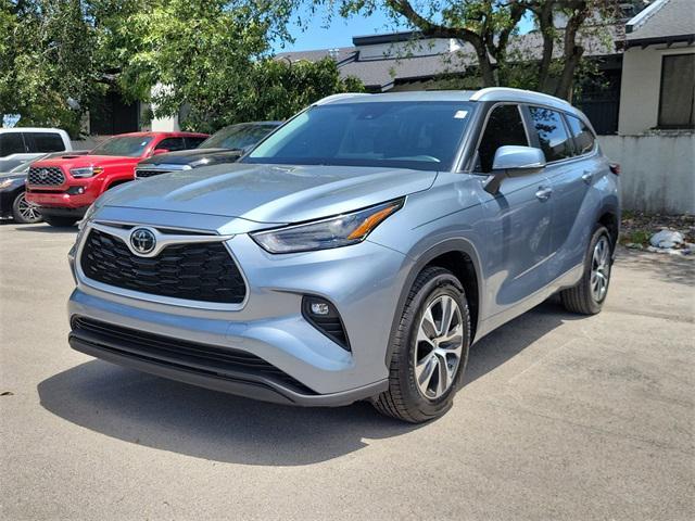 used 2023 Toyota Highlander car, priced at $34,156