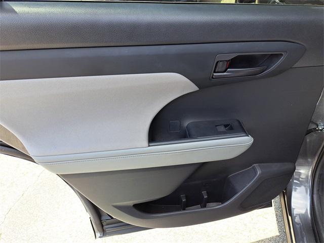 used 2023 Toyota Highlander car, priced at $31,399