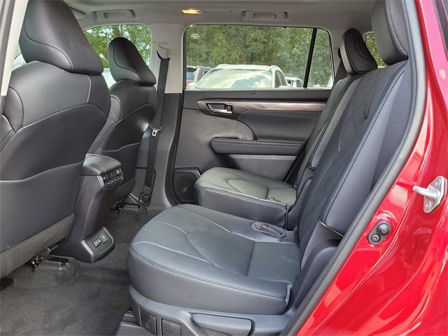 used 2023 Toyota Highlander car, priced at $40,453