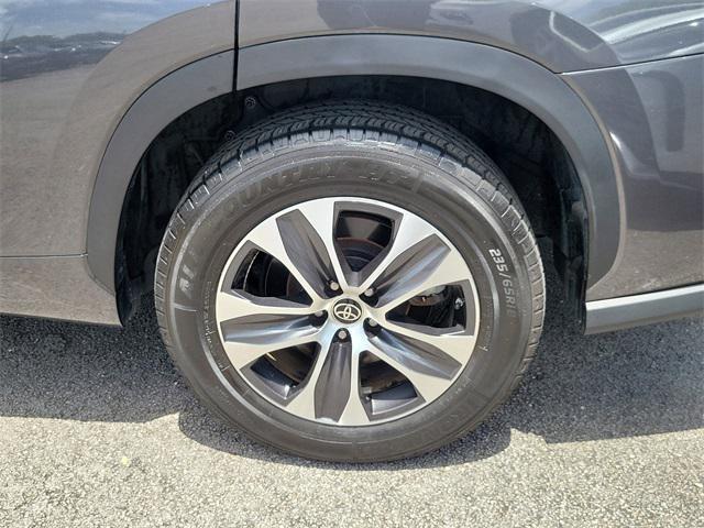 used 2023 Toyota Highlander car, priced at $32,999