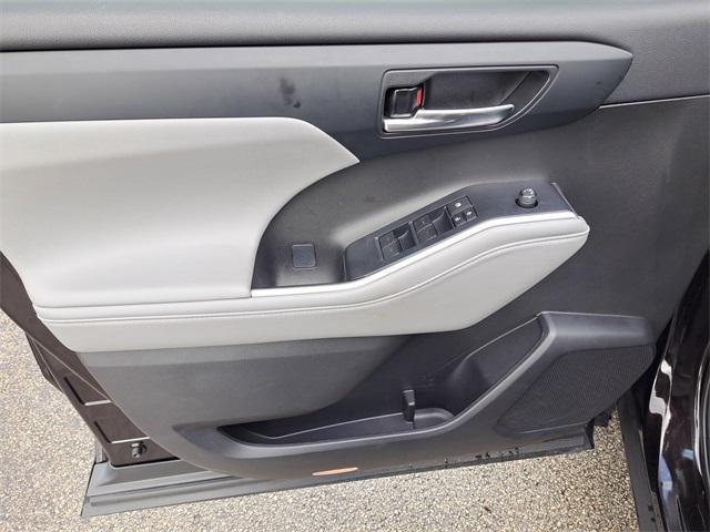 used 2022 Toyota Highlander car, priced at $33,899