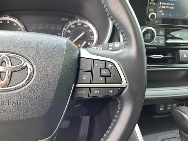 used 2022 Toyota Highlander car, priced at $33,899