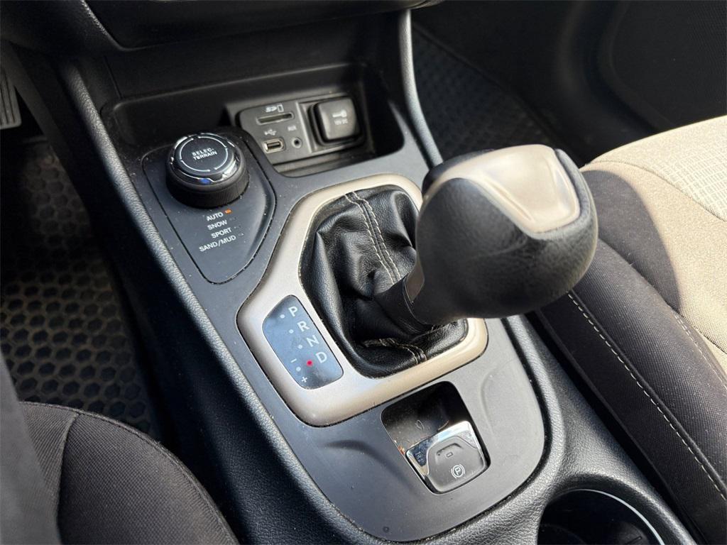 used 2015 Jeep Cherokee car, priced at $11,095