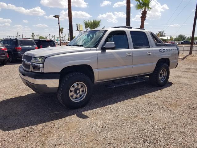 used 2005 Chevrolet Avalanche car, priced at $9,000