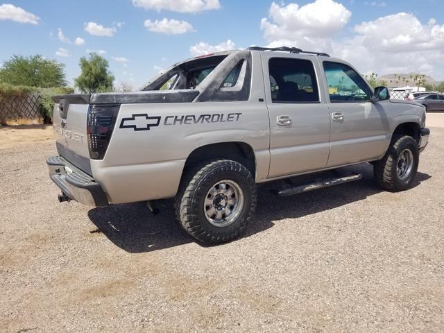 used 2005 Chevrolet Avalanche car, priced at $9,000