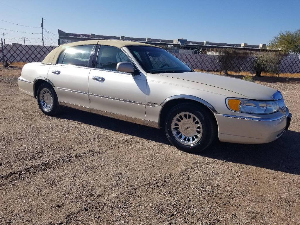 used 2002 Lincoln Town Car car, priced at $5,999