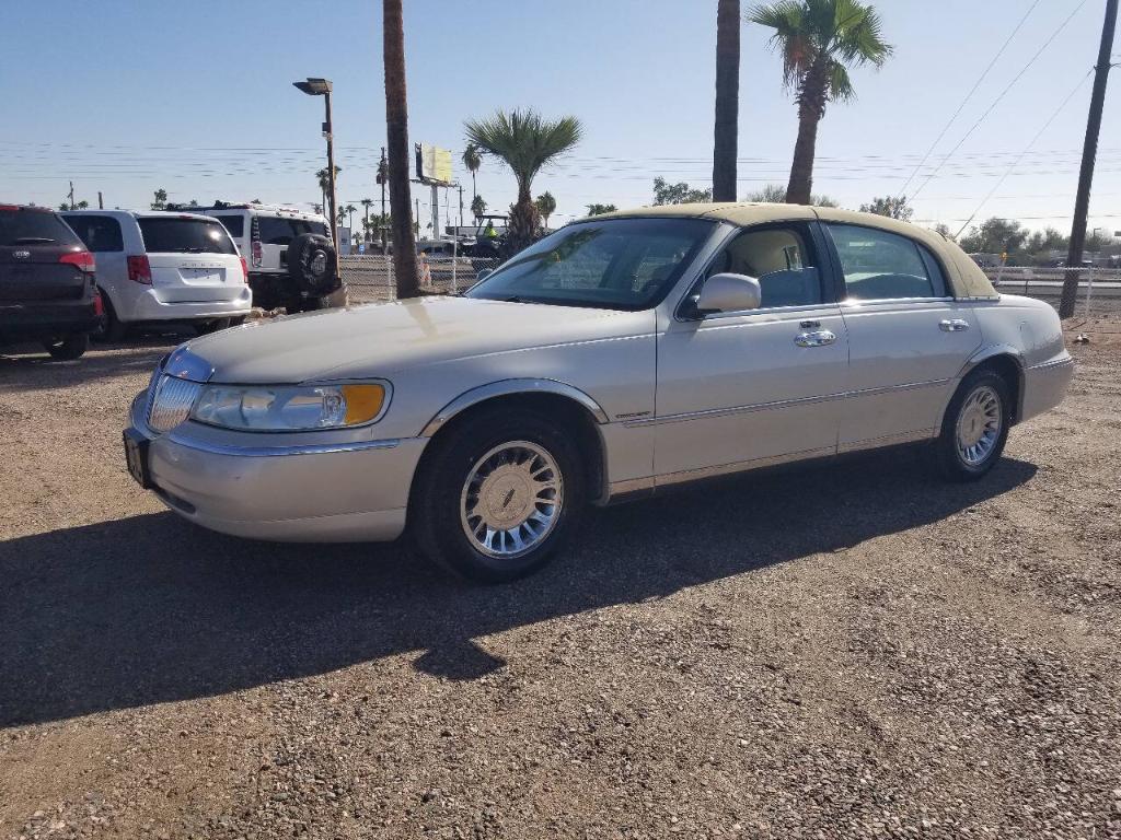 used 2002 Lincoln Town Car car, priced at $5,999