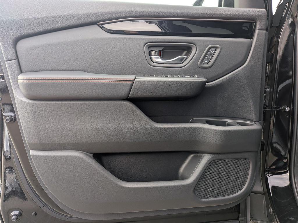 new 2025 Honda Pilot car, priced at $51,680