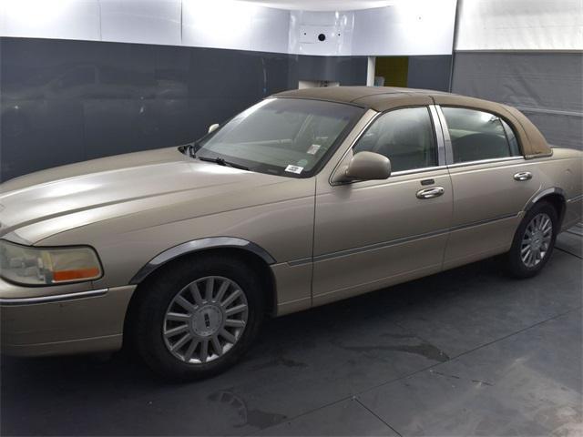 used 2004 Lincoln Town Car car, priced at $4,999