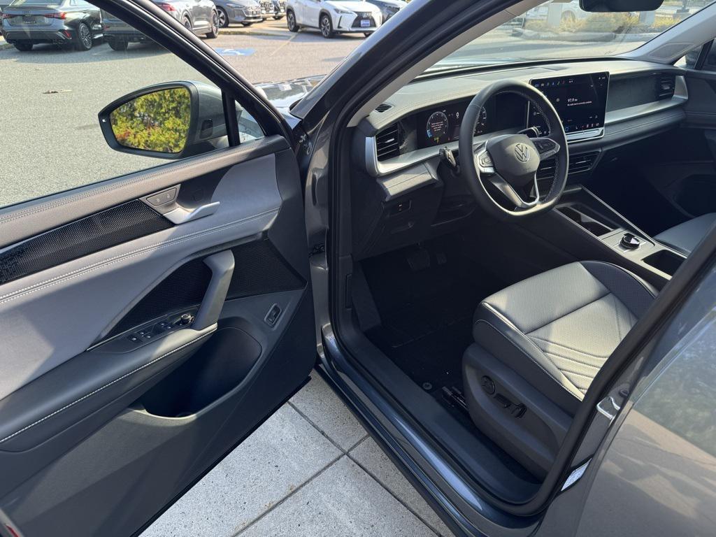 new 2025 Volkswagen Tiguan car, priced at $36,782