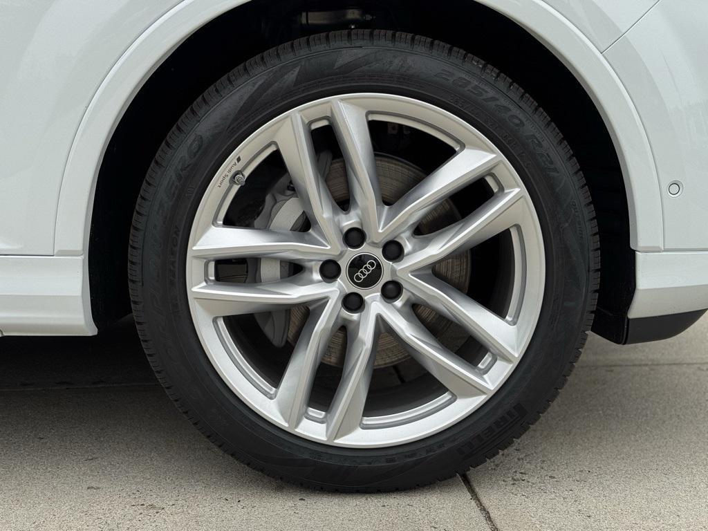 new 2025 Audi Q7 car, priced at $76,480