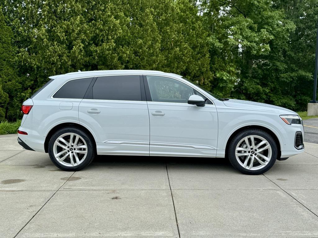 new 2025 Audi Q7 car, priced at $76,480