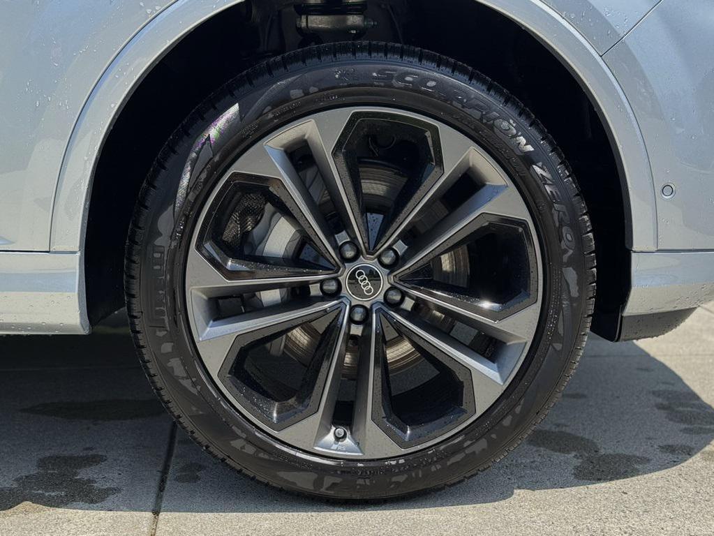 new 2025 Audi Q7 car, priced at $75,580