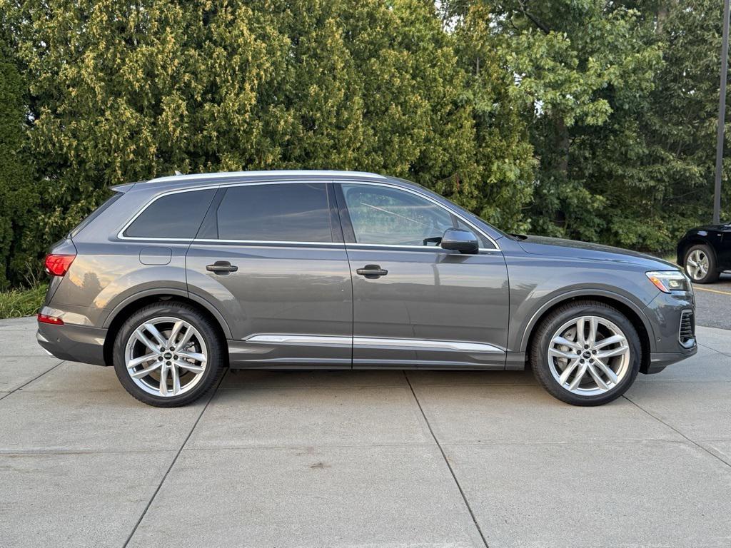 new 2025 Audi Q7 car, priced at $76,480