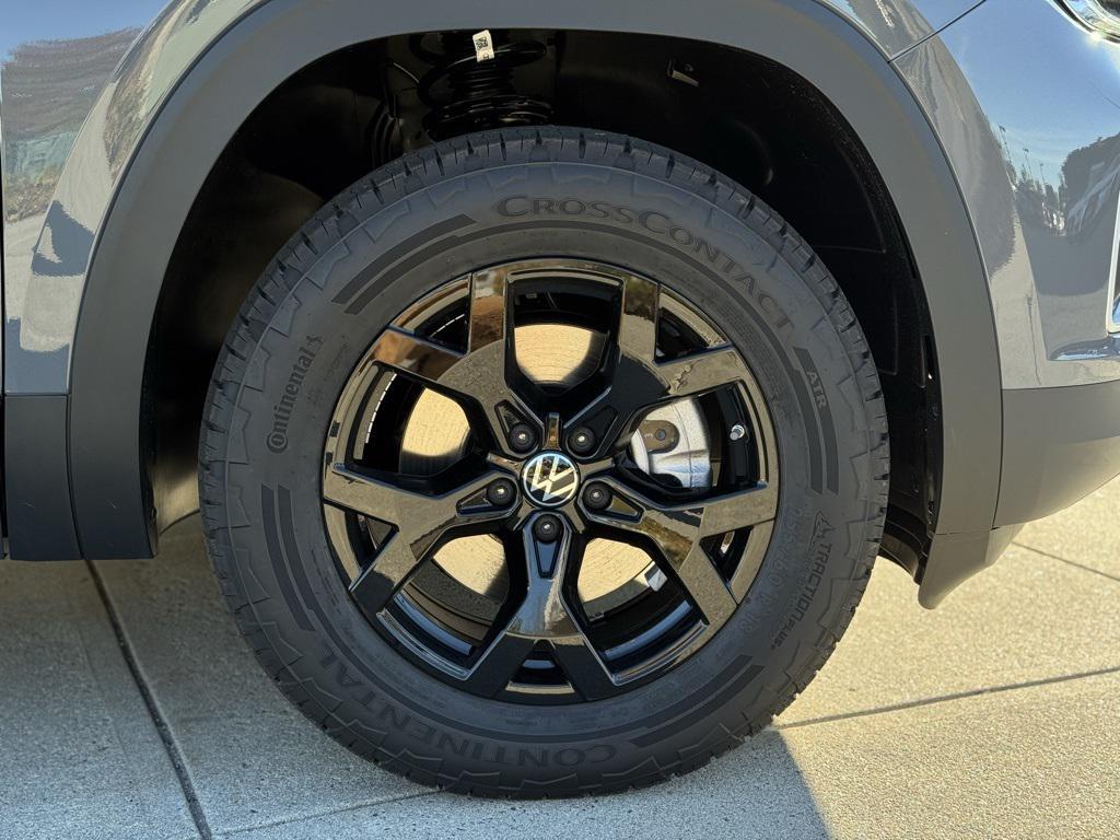 new 2025 Volkswagen Atlas car, priced at $49,118