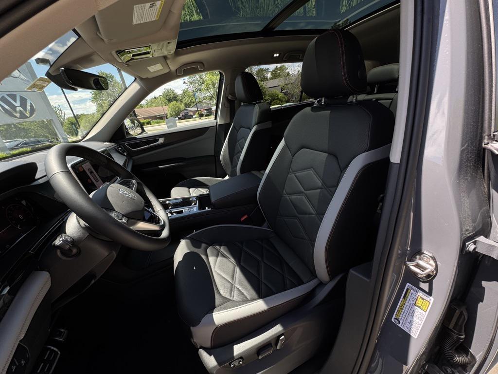 new 2025 Volkswagen Atlas car, priced at $49,876