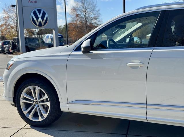 new 2025 Audi Q7 car, priced at $70,440